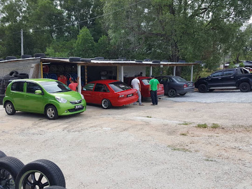 Pekan Autoparts & Accessories (Kedai Tayar dan Sportrim)